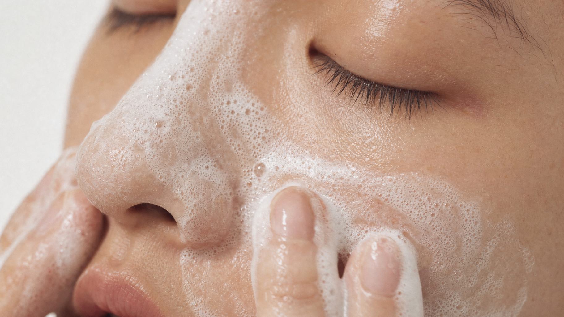 Nettoyant visage peau grasse : top 5 comparatif 2026